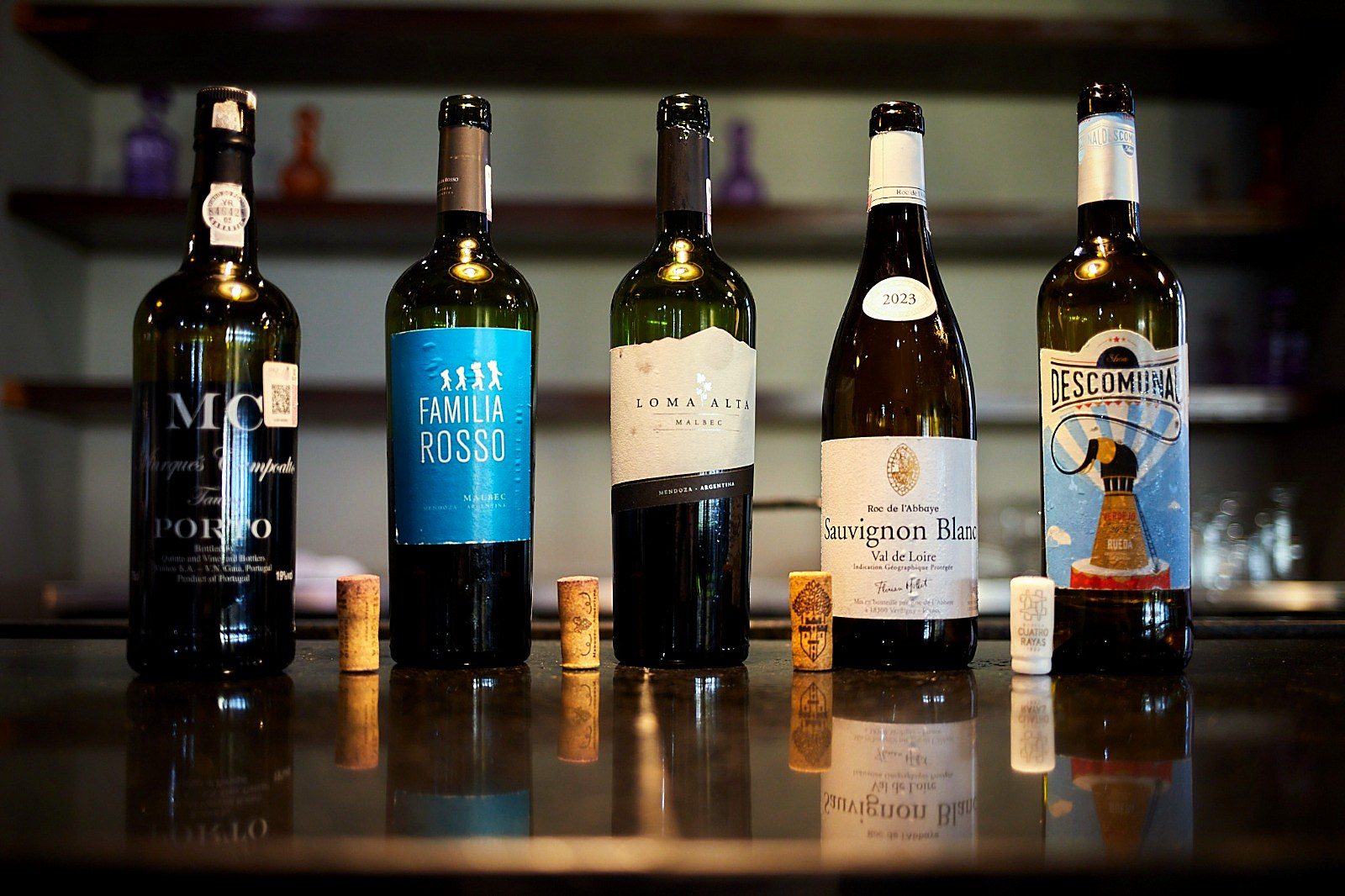 Botellas de Oporto, Familia Rosso, Loma Alta, Roc de l'Abbaye y Descomunal sobre la barra